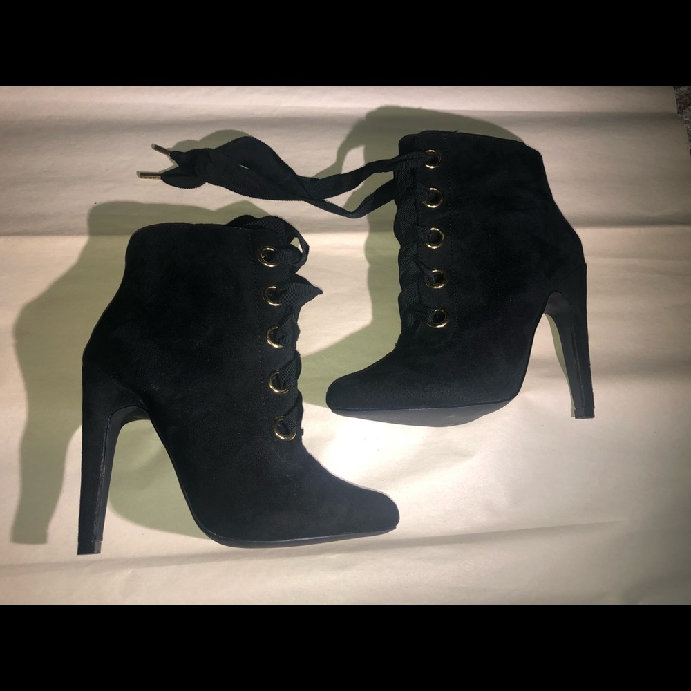 Black heeled bootie
